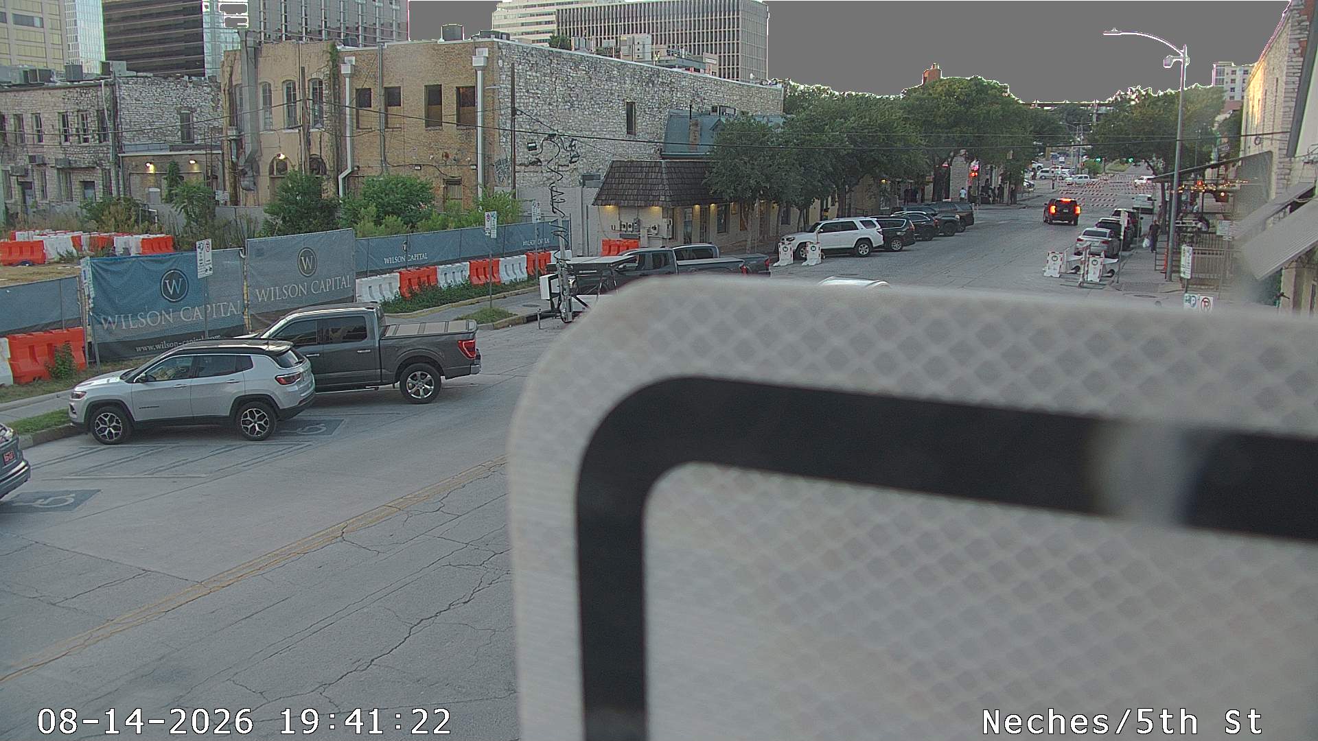  5TH ST / NECHES ST